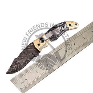 Cuchillo plegable hecho a mano de acero de Damasco con mango de madera Premium para caza OEM personalizable - Product Image 1