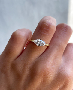 Bague de fiançailles en moissanite taille marquise blanche, bague en diamant moissanite est-ouest en or jaune 10 carats - Product Image 4