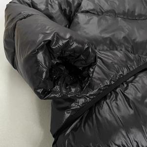 เสื้อแจ็คเก็ตพัฟเฟอร์ผ้าแคนวาสผสมโพลีเอสเตอร์แบบมีฮู้ดสำหรับทุกเพศทุกวัย  แบบ OEM ราคาประหยัด  บุใยสังเคราะห์  ตกแต่งด้วยลายปะติดตัวอักษร  กันน้ำ กันลม  แบบเรียบง่าย - Product Image 3