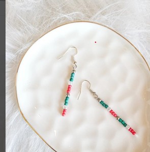 ต่างหูลูกปัดสีเงิน Boho | ต่างหูลูกปัดทำด้วยมือต่างหูขอบลูกปัดสไตล์โบฮีเมียนต่างหูลูกปัดขนนกขนนก - Product Image 1