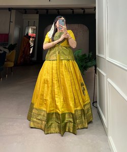 Conjunto de Lehenga Choli de seda de Chinon con diseño impreso contemporáneo y bordado intrincado. - Product Image 5