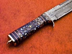 Couteau Bowie en acier Damas personnalisable OEM fait à la main avec manche en résine turquoise et étui en cuir à motif torsadé pour EDC - Product Image 3