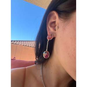 Pendientes Colgantes de Turquesa Rosa Mohave Hechos a Mano por Artesanos Navajo, Estilo Moderno - Product Image 2