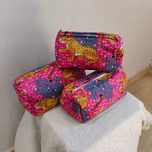 กระเป๋าเครื่องสำอางพิมพ์ลายดอกไม้ผ้าฝ้ายน้ำหนักเบาสำหรับเดินทาง พร้อมซิปปิด  งานศิลปะและงานฝีมือคลาสสิก จากราชสถาน - Product Image 1