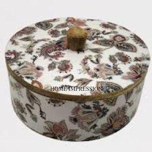 Ensemble de 2 récipients Chapati en bois avec couvercle supérieur poli brillant plaqué or et argent avec pinces en métal pour le service Roti - Product Image 6