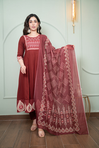 Ensemble Kurti floral imprimé pour femme de qualité supérieure trois pièces-tissu doux avec ensemble Dupatta et pantalon assorti - Product Image 2