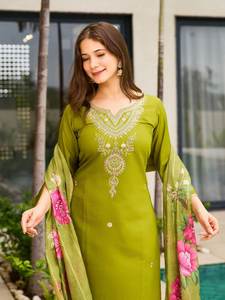 NOUVEAU ENSEMBLE SALWAR KAMEEZ MODERNE pour la FÊTE avec TISSU À SÉCHAGE RAPIDE - Product Image 2