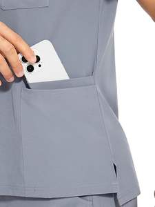 Uniforme profesional para hombre con tela suave y duradera que proporciona comodidad y flexibilidad durante turnos largos - Product Image 3