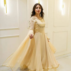Anarkali en or massif orné à la main avec des vêtements indiens et pakistanais Gharara et Dupatta - Product Image 1