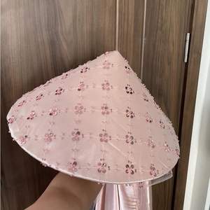 Chapeaux coniques en bambou uniques, peinture artistique et broderie faites à la main, chapeau en feuilles de palmier, festivals culturels, chapeau conique vietnamien - Product Image 2