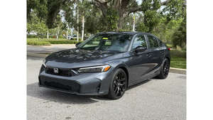 Hybride d'occasion 2025 Sport Hatchback CVT, faible kilométrage, transmission automatique, sièges en cuir, jamais accidenté et prêt à être expédié - Product Image 6