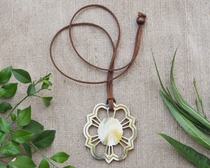 Authentique collier en os de buffle vintage fabriqué à la main d'inspiration chrétienne fête appropriée bijoux en corne de buffle lunette en agate - Product Image 1