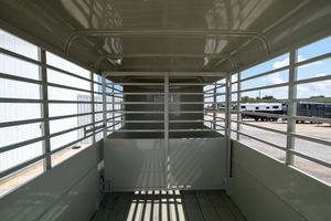 Remorque à chevaux en aluminium, double essieu, fermée, avec porte latérale et rampe arrière, charge utile maximale 1001-2000 kg - Product Image 4