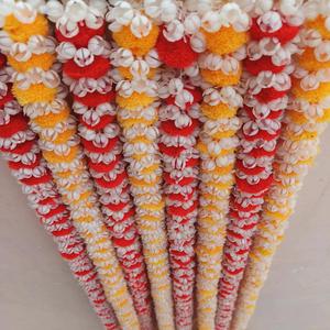Guirlandes de fleurs artificielles Mogra Jasmine faites à la main en Inde avec pompons rouges et jaunes Décoration de la maison Temple Décoration Diwali Événements Suspensions - Product Image 4