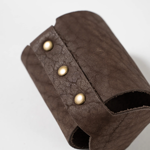 Accesorio personalizado de cuero de grano completo para hacer cola, barbacoas en el patio trasero, Enfriador de latas deportivas para exteriores - Product Image 5
