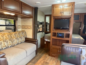 Autocaravana Usada en Excelentes Condiciones, Modelo K-E-Y-S-T-O-N-E RV CO ULTRA LITE 246RBS 2013, Alto Rendimiento, 36 pies de Largo, 2000 kg de Carga Útil, Color Oscuro, en Venta - Product Image 4