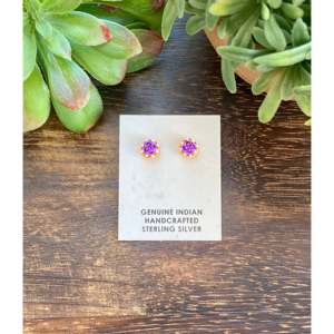 Boucles d'oreilles clous Navajo perlées avec motif floral incrusté dans un serti clos - Product Image 1