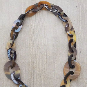 Collar de Lujo Hecho a Mano con Cuerno de Búfalo, Joyería Natural y Sostenible para Mujer, Alta Calidad - Product Image 1