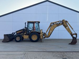 Chargeuse-pelleteuse d'occasion Cat 432D avec godet avant et bras de terrassement arrière, équipement de construction jaune - Product Image 2