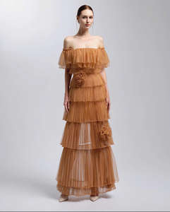 Robe de soirée maxi plissée à étages en brun nude vintage pour femmes avec col carré à volants et accent floral OEM/ODM Fabriqué au Vietnam - Product Image 4