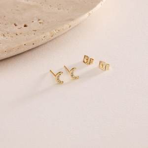 Pendientes Minimalistas de Plata de Ley 925 con Baño de Oro de 14K, Diseño de Luna con Circonitas, Joyería para Uso Diario, Regalo - Product Image 3