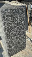 Dalle de granit gris acier naturel, aspect brut, taches argentées et noires, haute qualité, durable, design moderne, pour salon et chambre