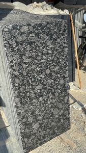 แผ่นหินแกรนิตสีเทาธรรมชาติ นอร์ธ สตีล เกรย์ ผิวหยาบ สีเทาเข้ม ลายเงินดำ คุณภาพสูง ทนทาน ดีไซน์ทันสมัย สำหรับห้องนอน - Product Image 2