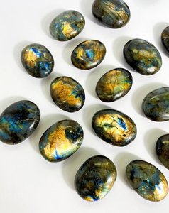 Piedra de Palma de labradorita de alto grado súper llamativa, venta al por mayor, piedra de bolsillo de piedras preciosas de labradorita, piedra Ovalada para curar Feng Shui - Product Image 3