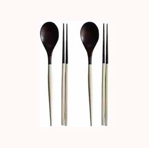 Juego de cubiertos modernos de madera con logotipo personalizado de calidad Premium con mango en forma de clavado blanco roto para uso en fiestas de cena de hoteles en casa - Product Image 1