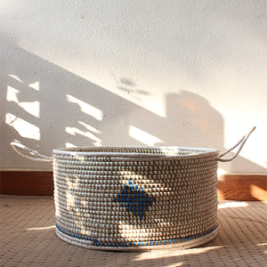 Une jardinière d'herbe Moonj magnifiquement conçue avec un motif à carreaux noir et naturel unique, disponible à des prix de gros. - Product Image 2