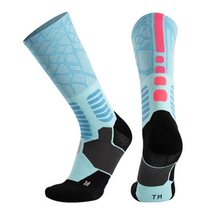 Chaussettes de sport de basket-ball Elite personnalisées, équipage athlétique à coussin épais pour hommes, chaussettes de sport à tube mi-mollet - Product Image 4