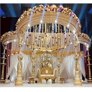 Mandap en fibre imitation bois pour mariages à Londres, Mandap de mariage avec piliers sculptés et dôme, Mandap indien élégant, Californie - Product Image 1