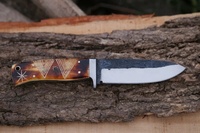 Pisau skiner baja karbon buatan tangan kustom dengan pegangan tulang unta dan hadiah sarung kulit halus untuk kado terkenal