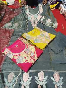 Conjunto de traje de 3 piezas étnico de moda pakistaní para mujer con hermoso color verde oscuro y trabajo de bordado completo en salwaar kameez - Product Image 2