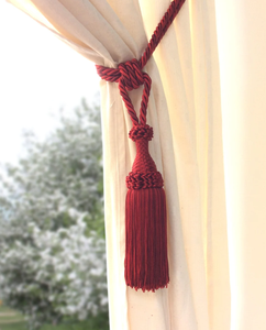 เน็คไทสีแดงขนาดใหญ่ที่สง่างามพร้อมพู่ - Product Image 1