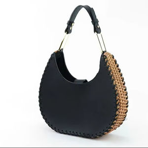 Elegante bolso de cuero y ratán hecho a mano para mujer - Product Image 1