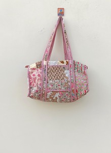 Sac de sport à patchwork rose fait main: fourre-tout de voyage en coton matelassé - Product Image 5