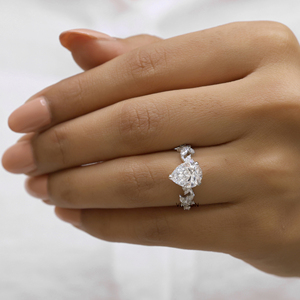 Bague de fiançailles inspirée de la nature en diamant Moissanite taillé en poire de 2.5 carats, bague d'anniversaire unique en forme de feuille pour elle - Product Image 2