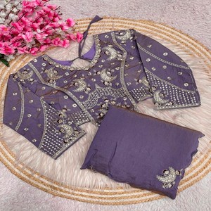 Sari VASTRA COTTAGE de satén bicolor con hermosos bordados de cuentas en todo el borde Arco y blusa de satén bicolor cosida - Product Image 4