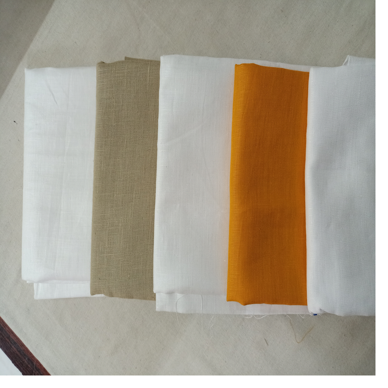 Изготовленные на заказ 100% натуральные льняные ткани в естественных и окрашенных цветах идеально подходят для дизайнеров одежды и магазинов поставок тканей