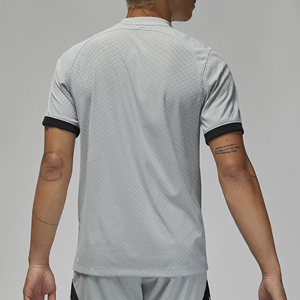 Ensemble de maillots de football/soccer personnalisés pour la nouvelle saison 2024 - 100% polyester, impression par transfert thermique, nom et logo d'équipe personnalisés, unisexe, adulte - Product Image 2