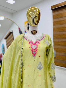Nouveau pakistanais conçu Sharara & Dupatta pour les costumes de mariage pakistanais indiens, entièrement broderie travail lourd Chinnon soie - Product Image 4