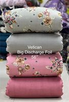 Tissu en satin japonais de luxe premium, imprimé numériquement, matière polyester douce et brillante, pour robes, gowns et sarees floraux de créateurs.