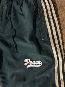 Pantalon cargo tactique Y2K personnalisé pour hommes, logo imprimé en silicone personnalisé, pantalon cargo en nylon, pantalon de survêtement à pattes évasées, pantalon de survêtement à rayures latérales pour hommes - Product Image 2