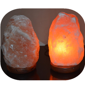 Lámpara de sal del Himalaya hecha a mano de forma personalizada de sal rosa del Himalaya Natural de gran calidad OEM a la venta Base de madera - Product Image 2