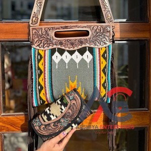 กระเป๋าถือหนังสไตล์ดั้งเดิม Aztec Tooled สำหรับผู้หญิงกระเป๋าสะพายไหล่สีสันสดใสและคลัทช์ข้อมือชุดคอมโบที่ไม่เหมือนใคร - Product Image 1