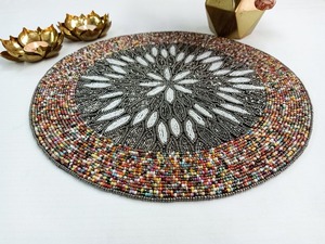 Ensemble de sets de table en perles faites à la main pour Noël, rouge et or - Product Image 4