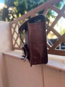 Grand sac de sport en cuir véritable pour selle de moto Sac de voyage de style sport marron avec logo personnalisé - Product Image 4