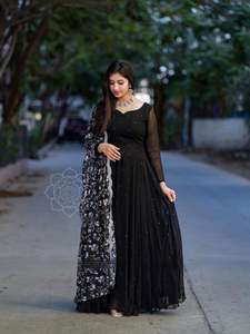 Superbe Kurti de Créateur pour Femme avec Dupatta Imposant, Kurti Indien pour Femme, Kurti de Créateur Pakistanais. - Product Image 2