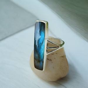 แหวนชั้นดีเงินสเตอร์ลิง925ทำด้วยมือพร้อมไฟหินอัญมณีลาบราดอไรต์ธรรมชาติสลักการตั้งค่าฝาชุบทอง - Product Image 3